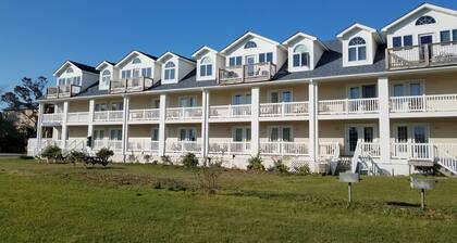 William's Villa: Spacious centrally located condo, cathedral ceilings