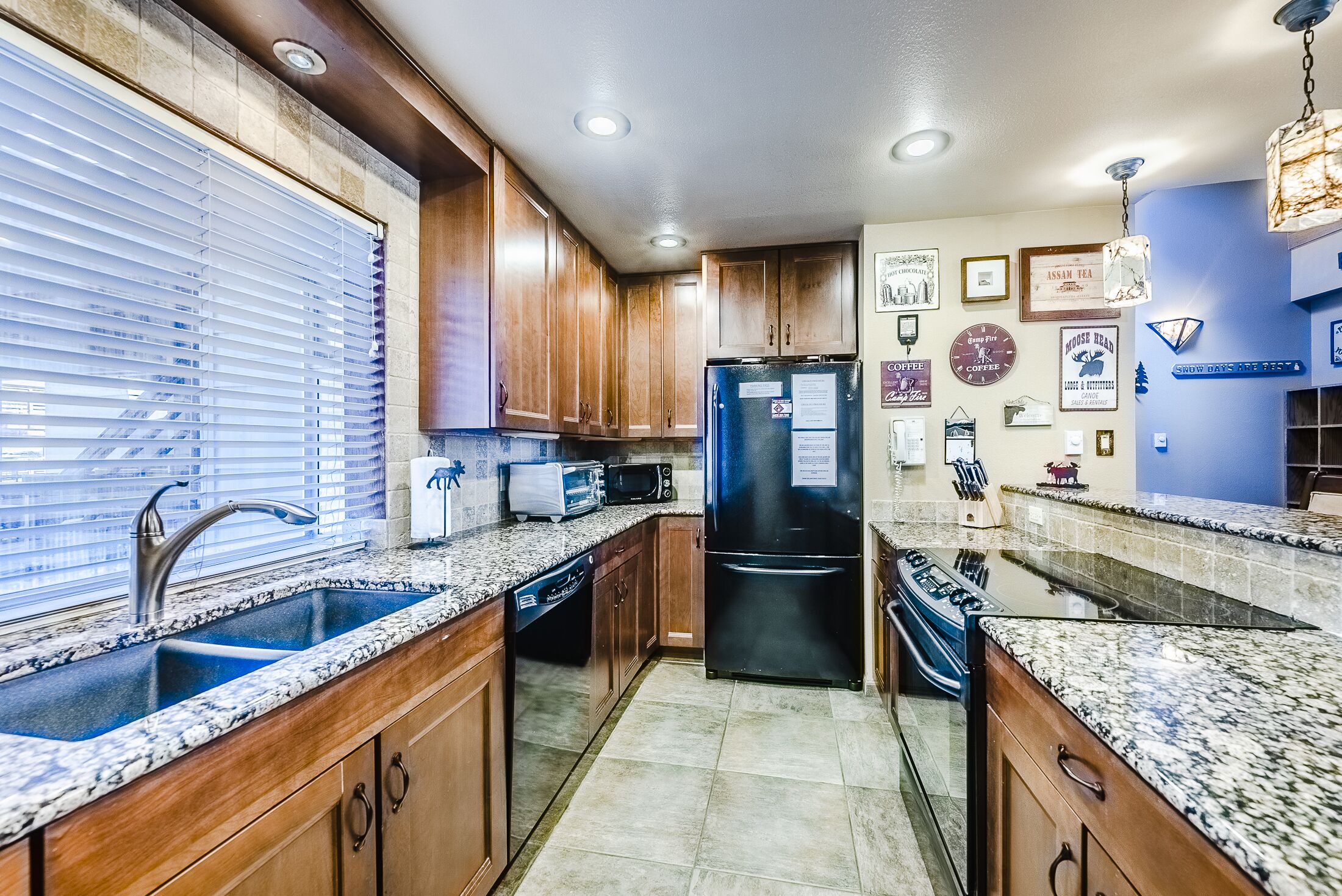 Ski-In/Out / 2 King Suites + Sleeping Loft / Pool & Hot Tubs & private garage