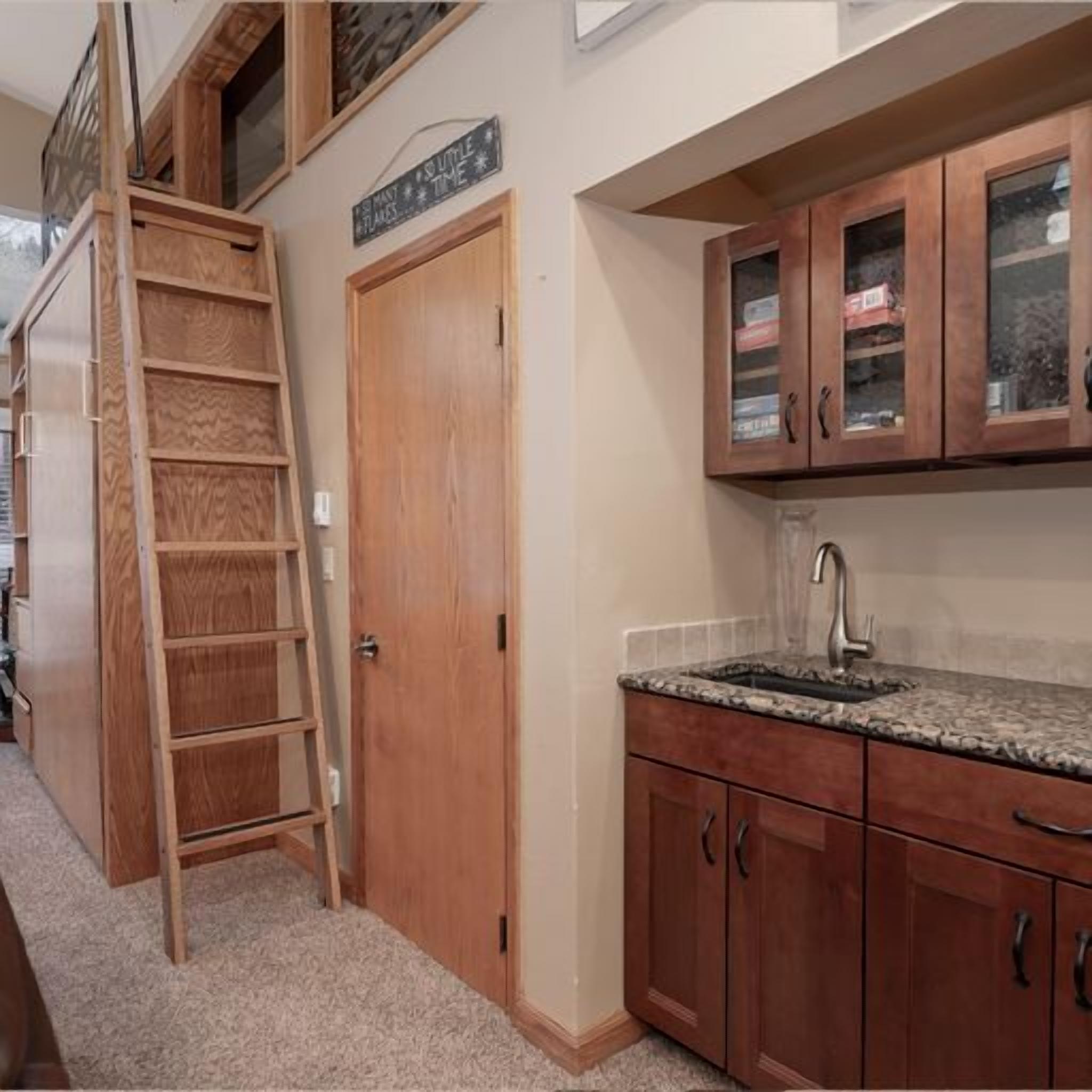 Ski-In/Out / 2 King Suites + Sleeping Loft / Pool & Hot Tubs & private garage