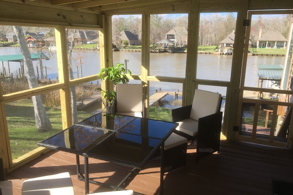 Cozy Camp With Sun Decks! Near New Orleans and Baton Rouge.!