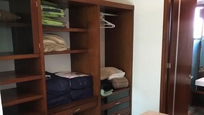 Un vestidor amplio con estantes, cajones y espacio para colgar ropa.