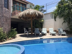 Alberca al aire libre y alberca climatizada