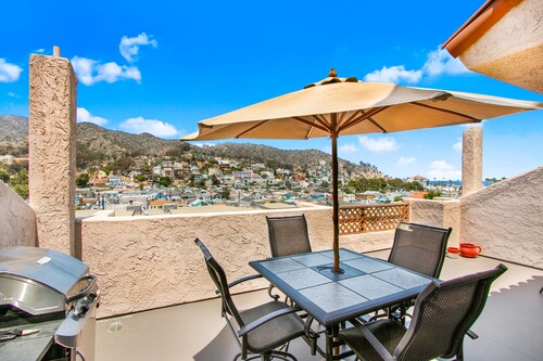 B42: Beautiful Condo, Private Balcony, Hillside and Harbor Views, Pool