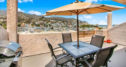 B42: Beautiful Condo, Private Balcony, Hillside and Harbor Views, Pool