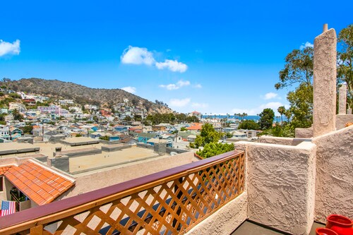 Magnifique condo, balcon privé, vue sur la piscine, la colline et le port