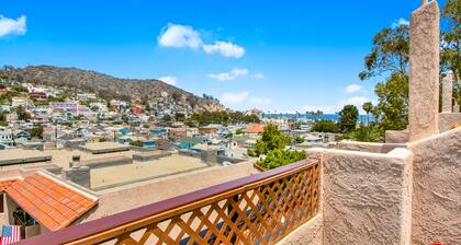 Magnifique condo, balcon privé, vue sur la piscine, la colline et le port