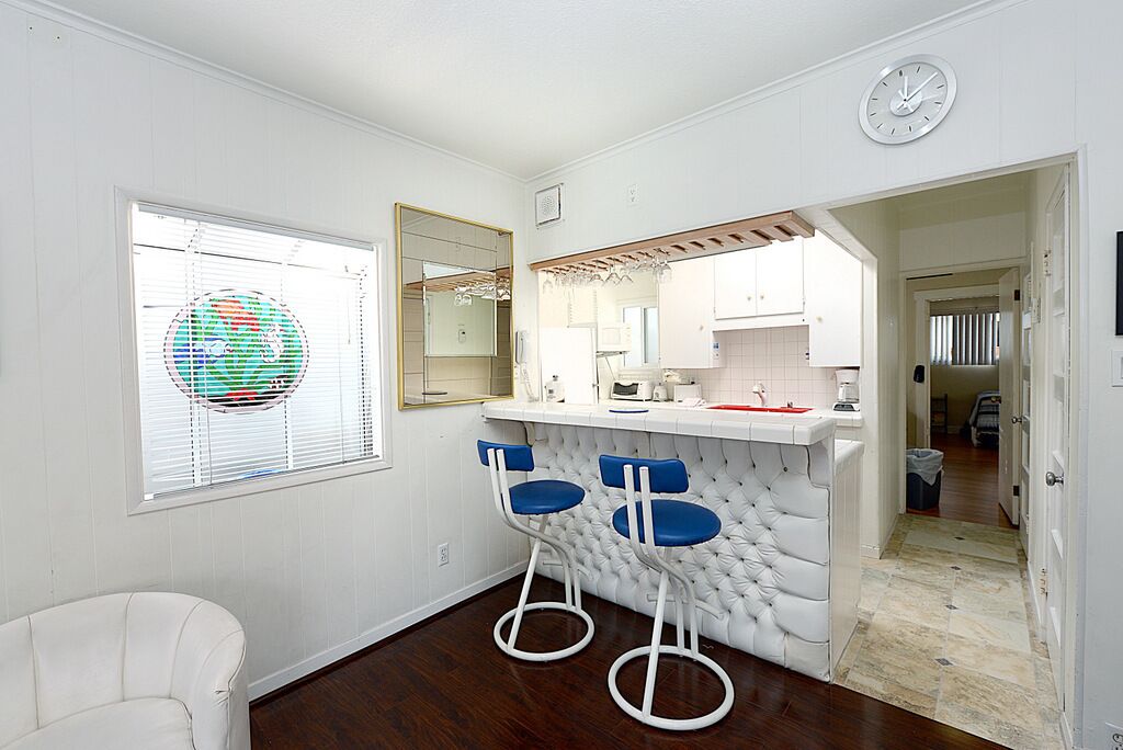 319CE: Budget-friendly Cottage, 2.5 Blocks to Beach and Shops + WIFI