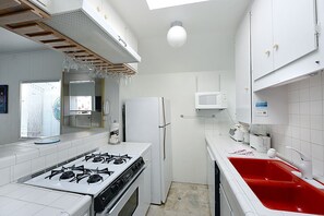 Fridge, microwave, oven, stovetop - 319CE: Budget-friendly Cottage, 2.5 Blocks to Beach and Shops + WIFI (Avalon)