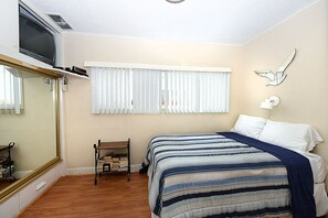 2 bedrooms, iron/ironing board, travel crib, WiFi - 319CE: Budget-friendly Cottage, 2.5 Blocks to Beach and Shops + WIFI (Avalon)