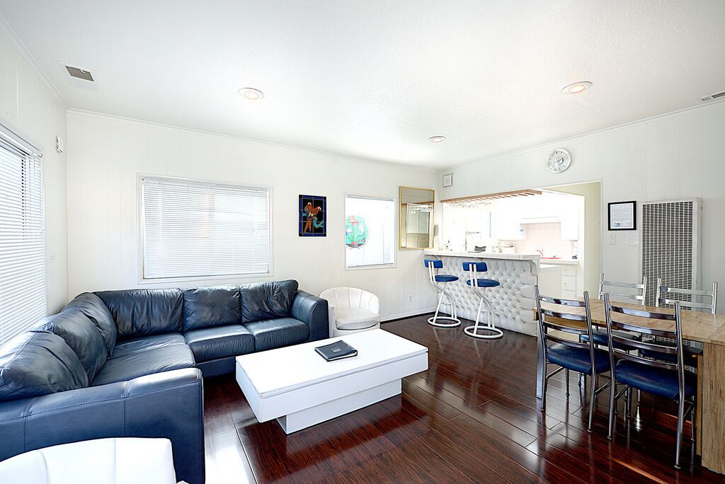 319CE: Budget-friendly Cottage, 2.5 Blocks to Beach and Shops + WIFI