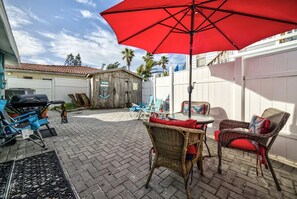 Outdoor dining - Private family waterfront beach cottage. Best location step out to bay and gulf (Indian Shores)