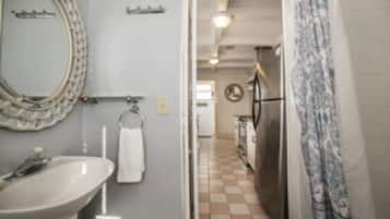 Ducha y bañera combinadas, secador de pelo y toallas