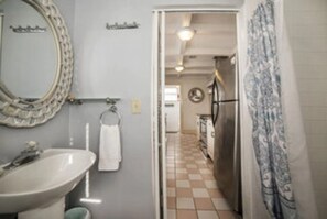 Tina con regadera, secadora de cabello, toallas