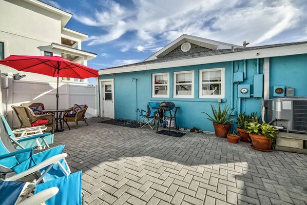 Outdoor dining - Private family waterfront beach cottage. Best location step out to bay and gulf (Indian Shores)