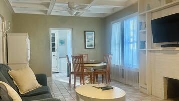 Een televisie en boeken