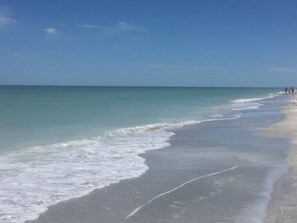 On the beach - Private family waterfront beach cottage. Best location step out to bay and gulf (Indian Shores)