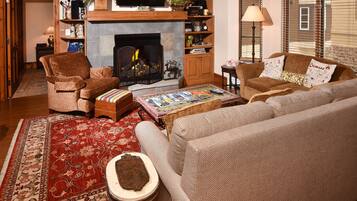 Tv, eldstad och en stereo