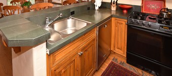 CRBC Best location, Ski In/out, Center of BC Village, Walk to Ski School & Shops