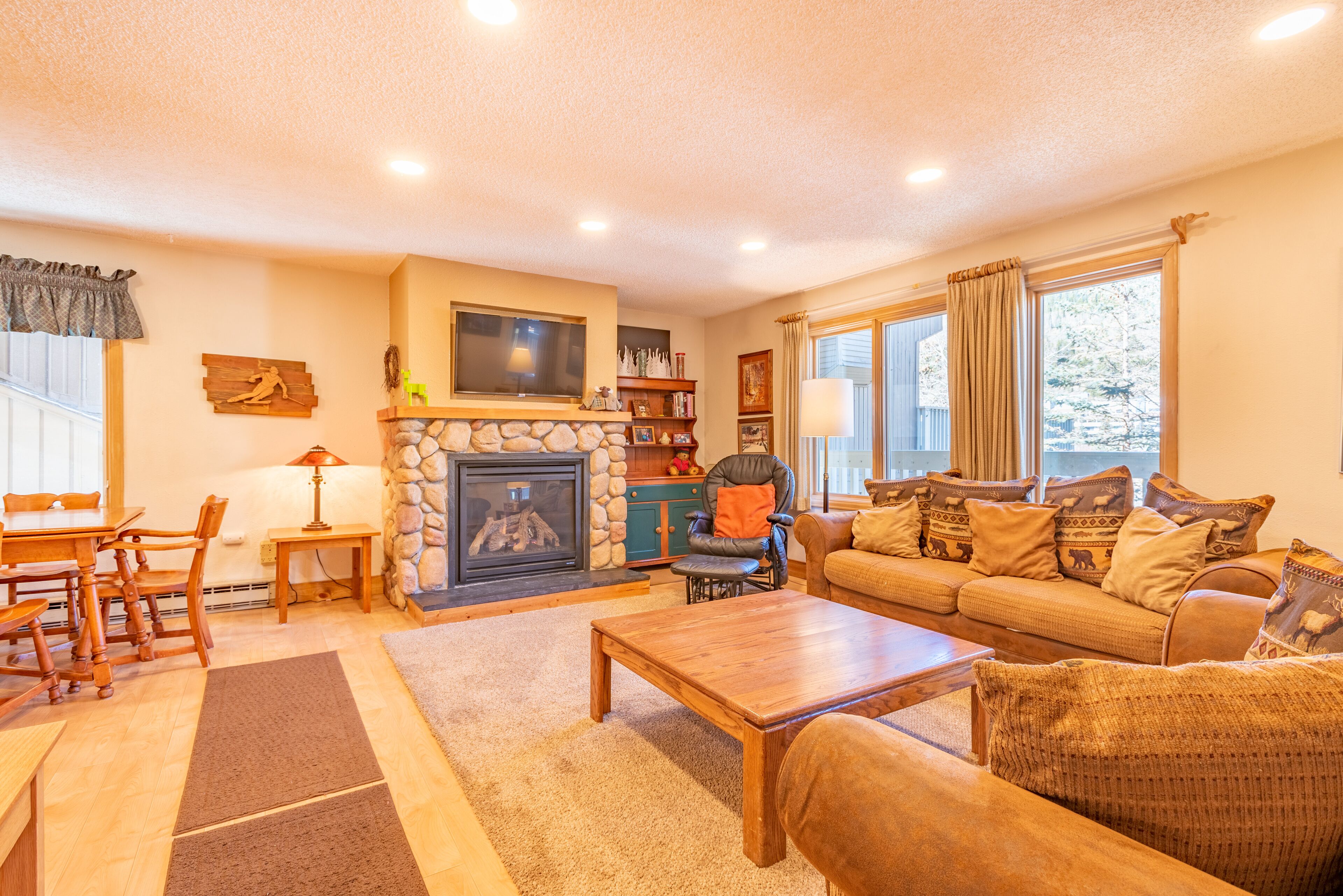 Nice Ski-in/Walk-out condo, sleeps 8, free wifi, & parking.