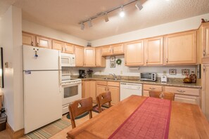 Fridge, microwave, oven, stovetop - Nice Ski-in/Walk-out condo, sleeps 8, free wifi, & parking. (Copper Mountain)
