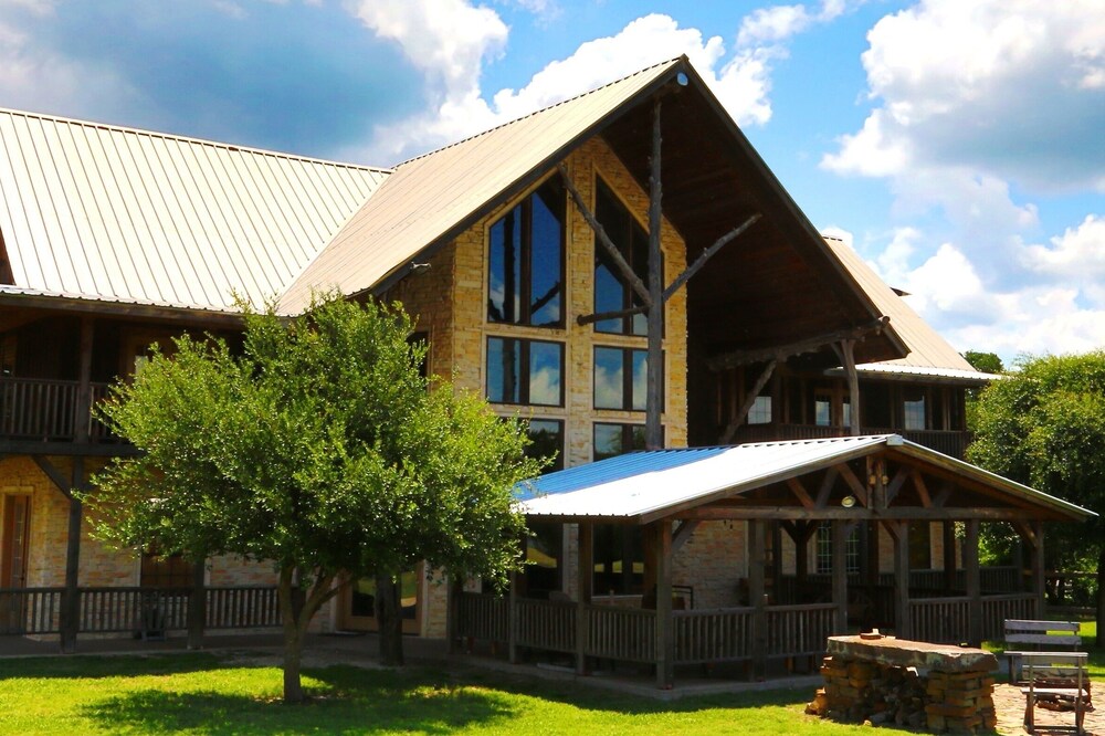 Beautiful Private Ranch and Lodge on Lake Tawakoni -- 50 Miles from Dallas