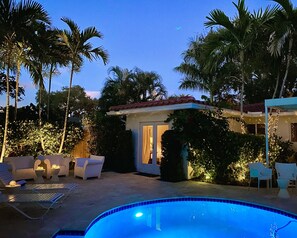 Una piscina al aire libre, una piscina climatizada