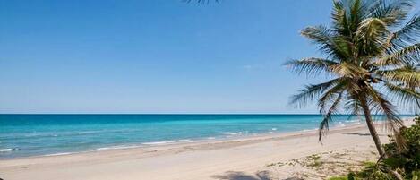 Una playa cerca, sillas reclinables de playa, toallas de playa