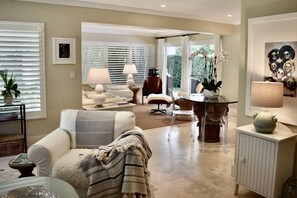 Smart TV, Netflix, Hulu, DVD player - Luxe Boca Retreat – Private Home w/ Resort Pool, Perfect Location! (Boca Raton)