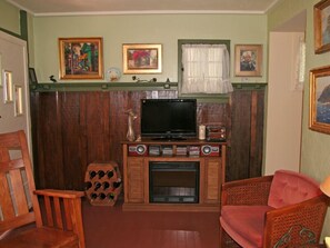 TV, fireplace - 329CA: Quaint Cottage in Avalon, Arts & Crafts Style, Charming Front Porch, A/C (Avalon)