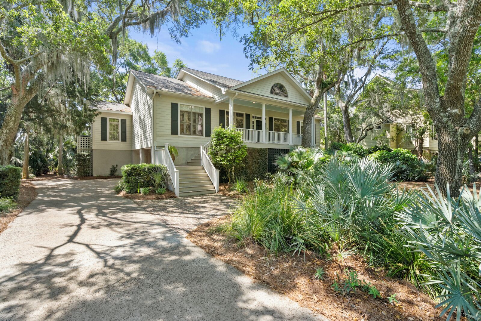 265 Governors: 3 Bedroom Home, Golf & Lagoon Views, Bike to Beach