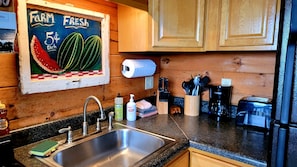 Fridge, microwave, oven, stovetop - Log Cabin in the Clouds with a Million Dollar View - Private - Clean &  Safe! (Chattanooga)