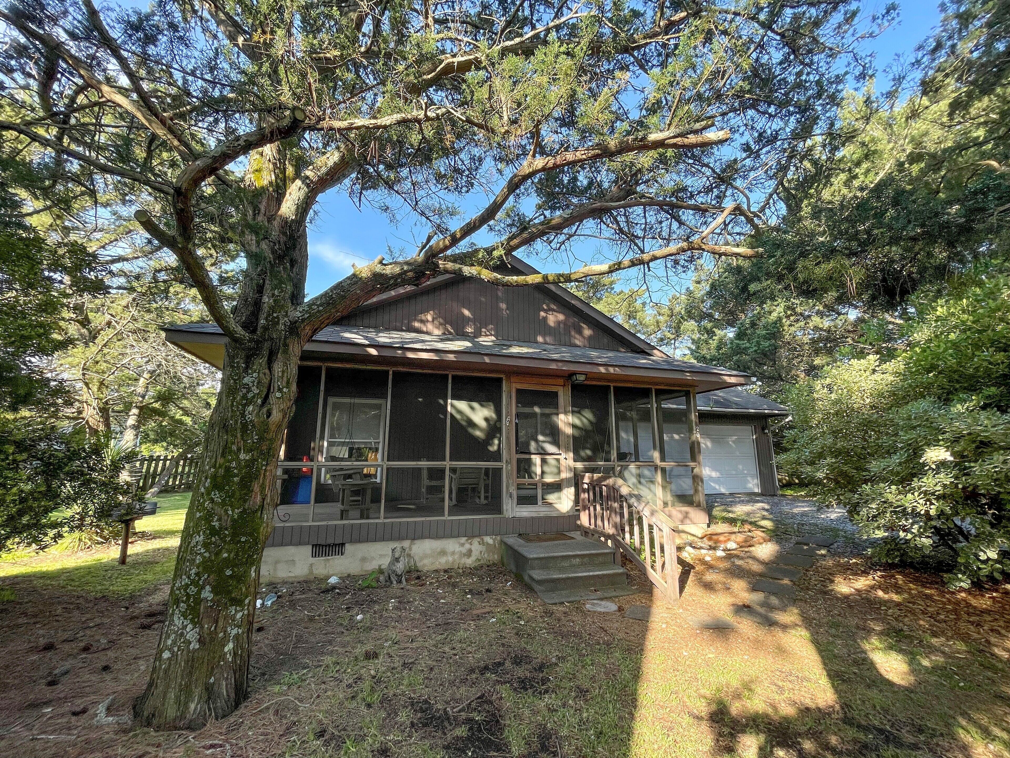 Ginny's Place:  Pet Friendly, Screened porch, easy walk to village activities.