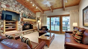 Televisio, takka, DVD-soitin, pöytätennispöytä