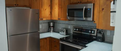 Réfrigérateur, four à micro-ondes, un four, surface de cuisson