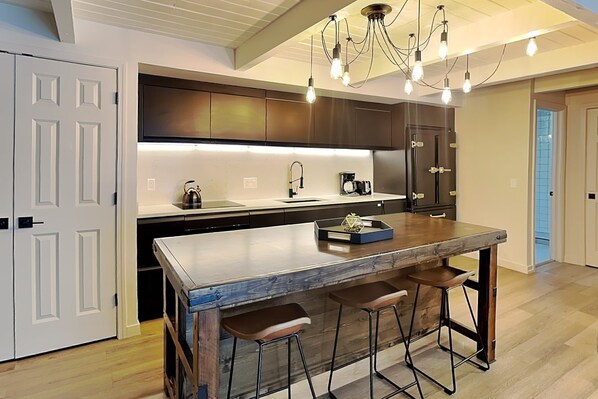 Frigorifero, microonde, forno, piano cottura