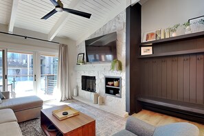 Télévision, cheminée, lecteur de DVD, table de tennis de table