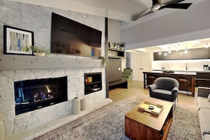 Televisión, chimenea, reproductor de DVD y tenis de mesa 
