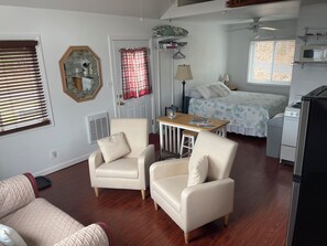 Bügeleisen/Bügelbrett, Reisekinderbett, kostenloses WLAN, Bettwäsche