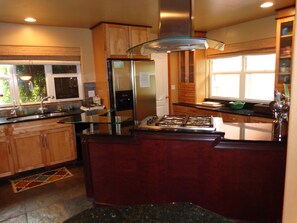 Fridge, microwave, oven, stovetop - Private Yosemite Scenic by Way-Bass Lake View 5 acre-Up to10-Occupants (North Fork)