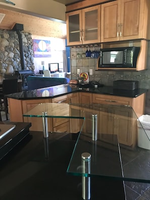 Geladeira, micro-ondas, fogão, cooktop