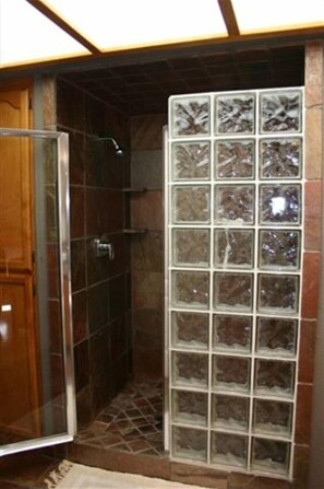Douche, baignoire Ă jets, sĂšche-cheveux, serviettes fournies