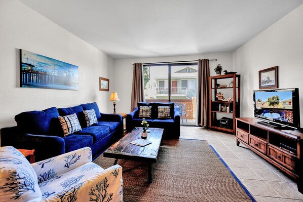 TV - A10: 2 Bedroom, 2.5 Bath, Townhouse Style Condo (Avalon)