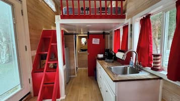 Kühlschrank, Mikrowelle, Herdplatte, Wasserkocher mit Kaffee-/Teezubehör