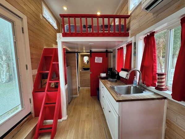 Kühlschrank, Mikrowelle, Herdplatte, Wasserkocher mit Kaffee-/Teezubehör