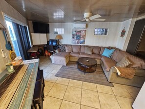 Smart TV, fireplace, Netflix, streaming services
