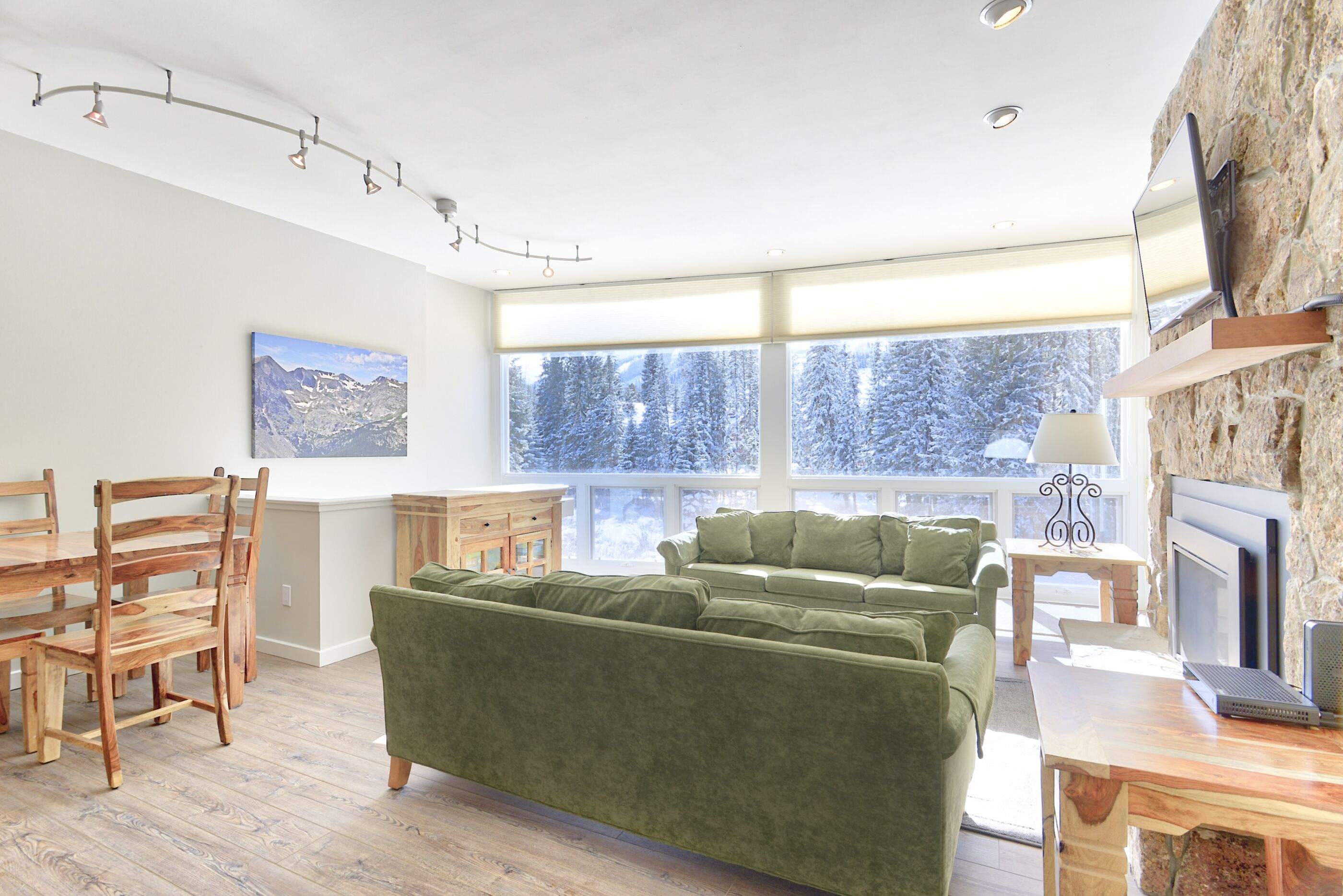 MOST AMAZING VIEWS from this condo. Only minutes from slopes. Shared hot tub