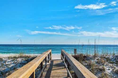 “Beauty and the Beach” Gulf Front Townhome! Gulf Views! Pool