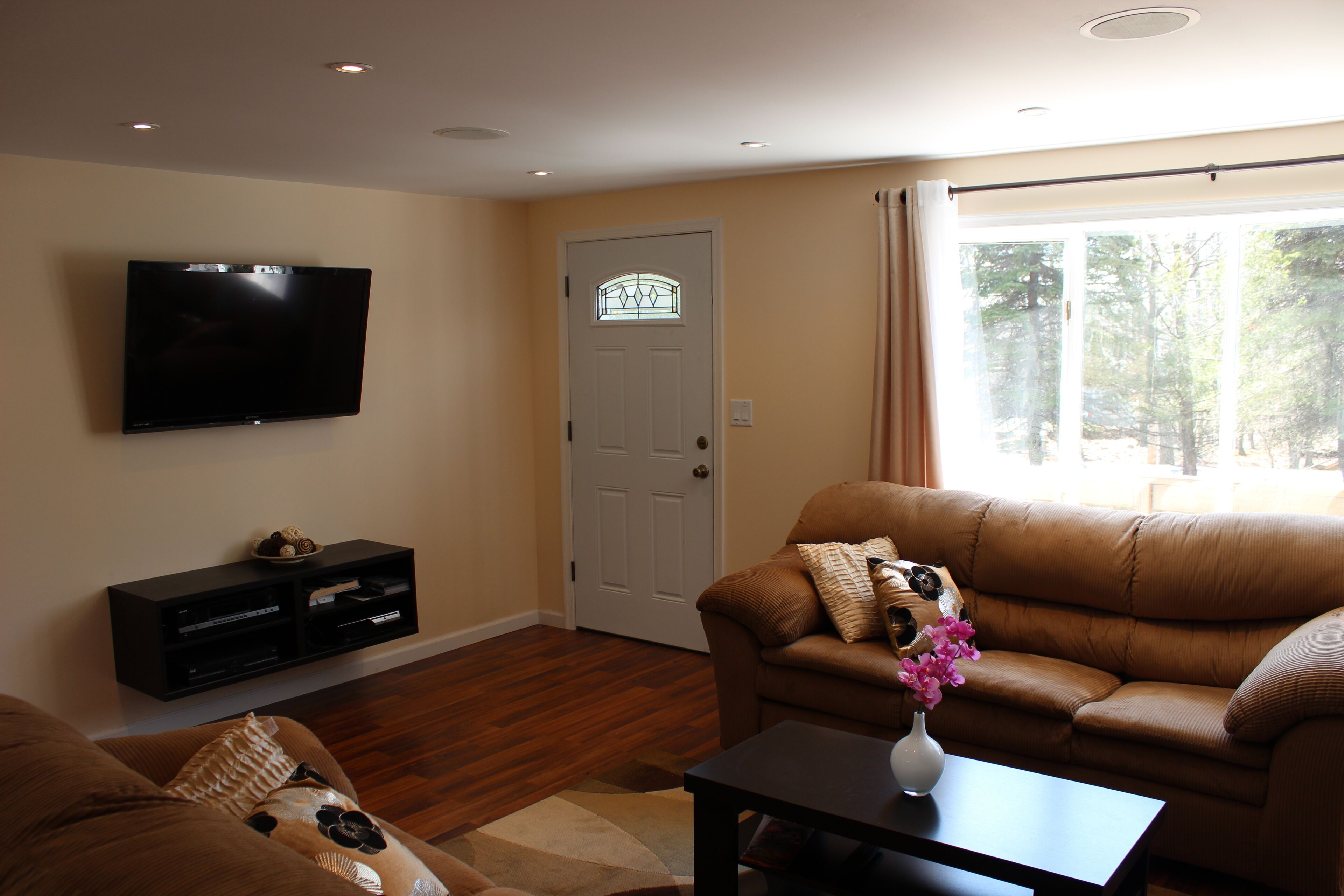 Cozy Pocono Home w/ Hot Tub, Sauna, Game Room, A/C, Cable TV, WIFI, 