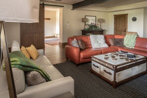 Een televisie, een open haard en een dvd-speler