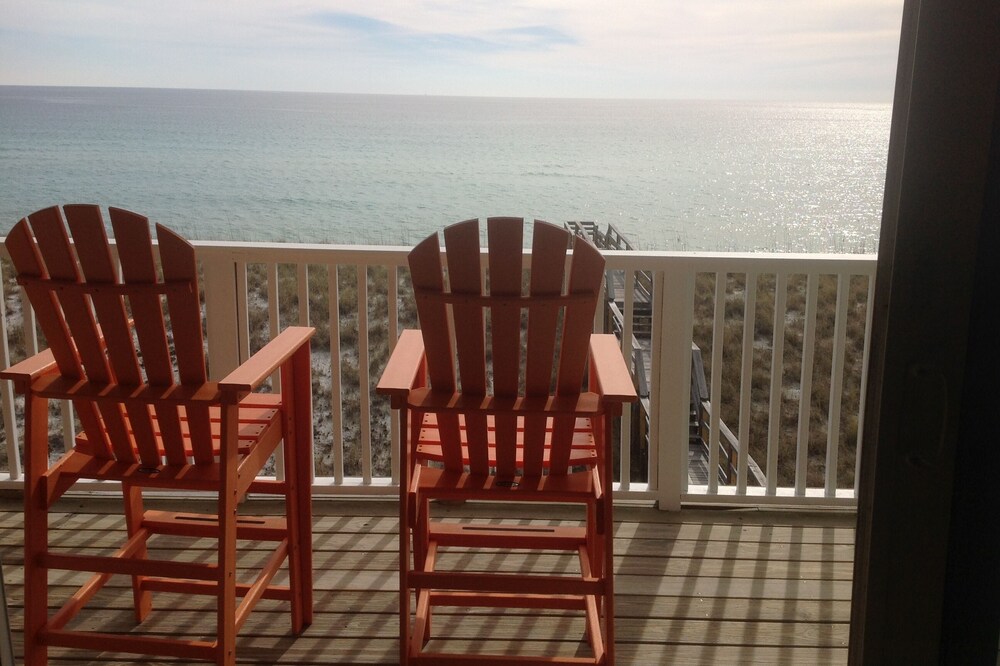 "Sea Side Villa" Upscale Gulf Front beach home! Stunning views of the beach!